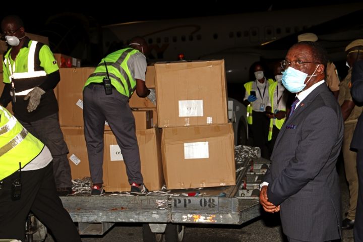 Lutte contre le COVID-19 : le gouvernement reçoit 55 tonnes de matériels médicaux
